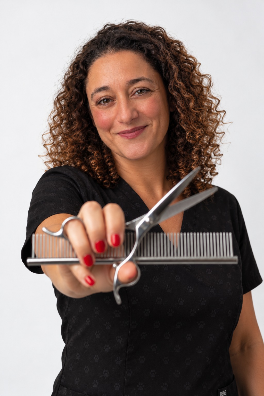 Julieta, profissional de grooming, com tesoura e pente de tosquia